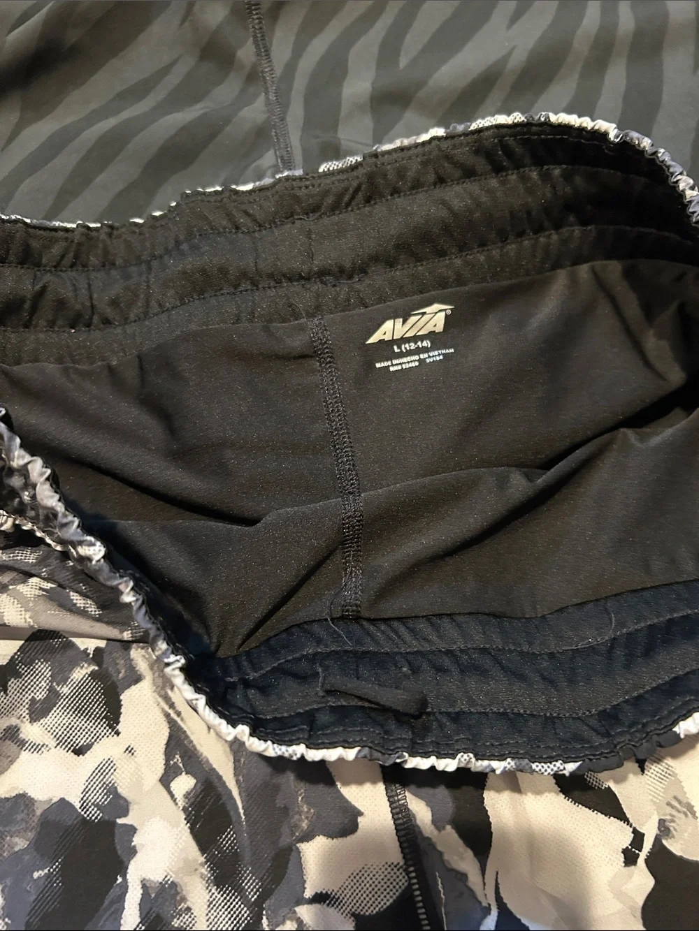 Women’s L Athletic Shorts - Picture 4 of 9